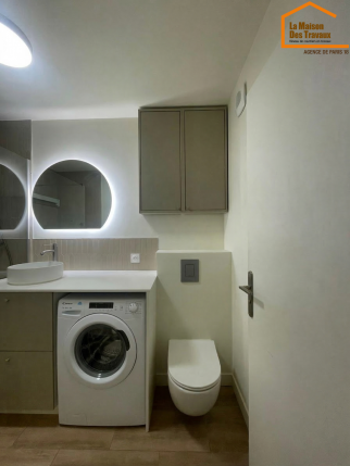 Amenagement petit espace salle de bain buanderie integree et WC suspendu Paris