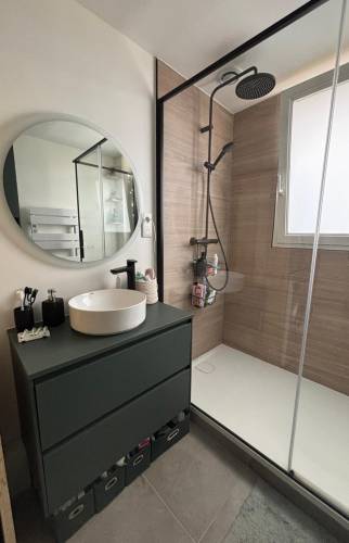 Salle de bain moderne après rénovation complète à Paris 17