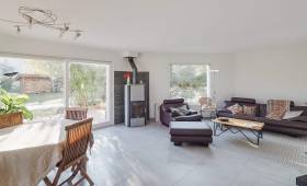 Poele à bois avec belle vue sur l'extérieur