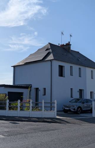 toiture avec panneaux finis rénovation énergétique panneaux photovoltaïques Bruz