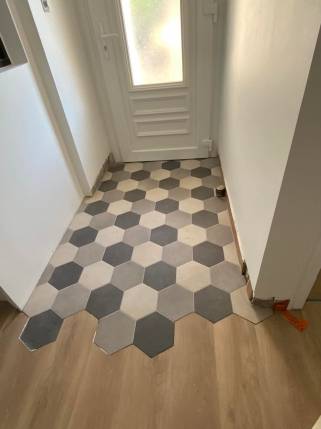 Rénovation de maison avec revêtement de sol en carrelage hexagonal dans l'entrée - Pornic 44210