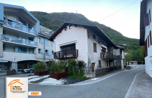 façade maison rénovée Savoie, rénovation complète La Léchère, La Maison des Travaux Albertville, transformation façade village, artisan façade maison ancienne