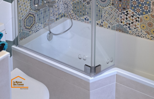 Installation d’un meuble vasque suspendu et miroir rond dans une salle de bain moderne rénovée à Fumel 47500.
