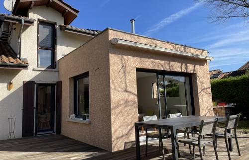 Vue extérieure de la maison après l'extension