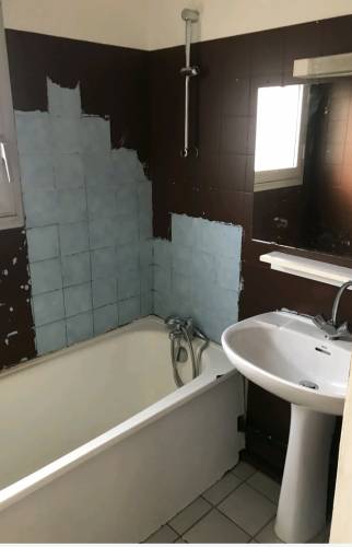 Salle de bain avant avec baignoire à Chamalières 