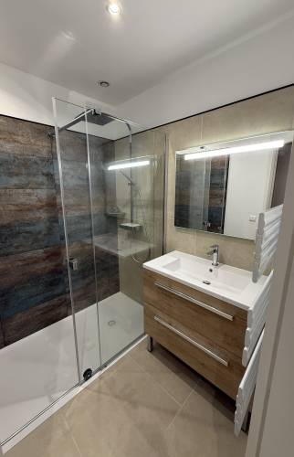 Salle de bain rénovée : une pièce moderne, fonctionnelle et lumineuse.