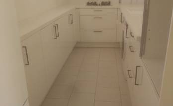 Cuisine couloir en U blanbche avec rangement ssuspendus en appartement - Aubagne (13400)