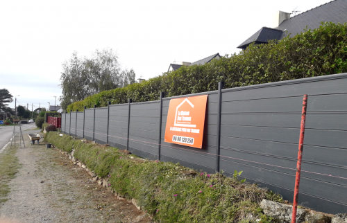 Pose d'une clôture panneaux alu