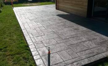 Réalisation de terrasse en béton imprimé décor opus romain sur Villenoy (77124)