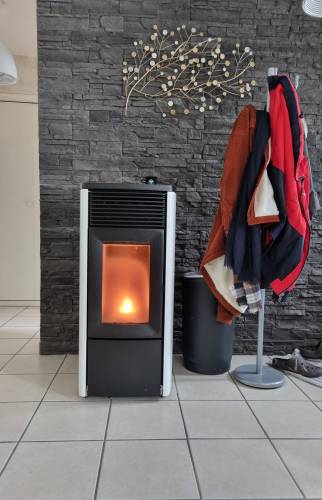 Poêle à bois positionné dans la pièce de vie