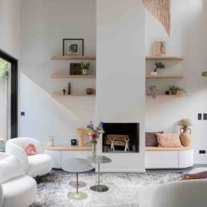 salon lumineux avec mezzanine et grandes ouvertures à Montrouge – Yanna Williams, architecte du projet Sukeru