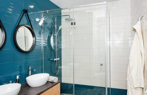 salle de bain blanc et bleu Muret