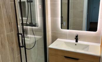 Salle de bain rénovée avec douche ouverte et meuble vasque sur mesure - Nantes 44