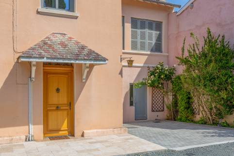 Aménagement d'une terrasse en pierre et d'une cour en pavés, maison à Lissieu (69380)