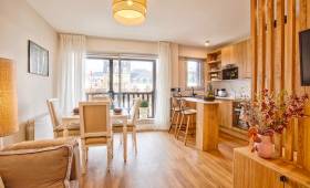 Parquet flottant en bois dans les pièces de vie