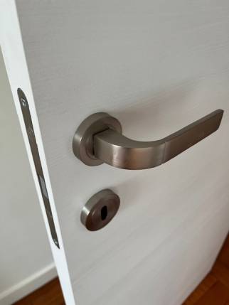 Porte intérieure à gâche invisible dans un appartement rénové - Nantes 44