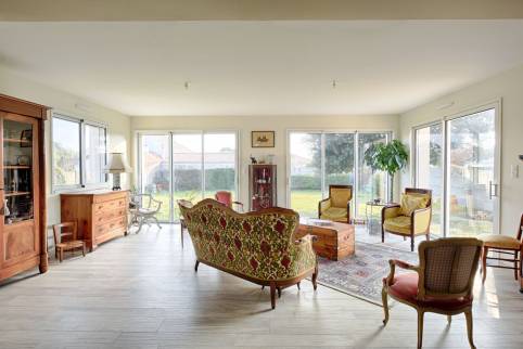  Aménagement d'un grand salon lumineux dans une extension de maison - Saint-Etienne-de-Tulmont 82