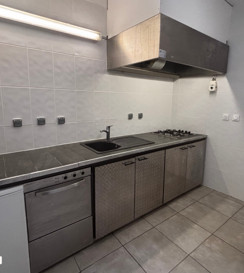 mise aux normes cuisine professionnelle, rénovation rapide restaurant Megève, travaux locaux restauration Haute-Savoie, cuisine professionnelle hygiène sécurité, artisan qualifié rénovation