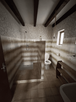 Salle de bain avant travaux de rénovation intérieure de résidence secondaire - Montélier 26120