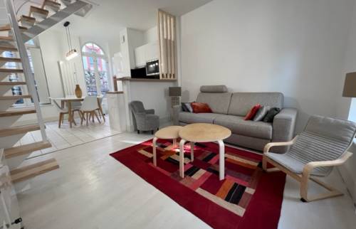 Les murs et plafond du séjour et la cuisine ouverte en fond