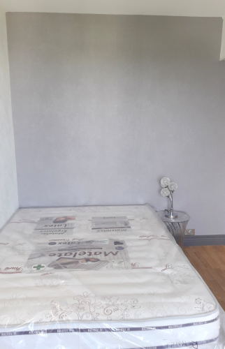 Chambre avec papier peint pailleté