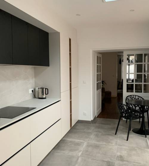 Rénovation à Couëron : moderniser l’existant avec un nouveau sol, une verrière et un mur peint cuisine