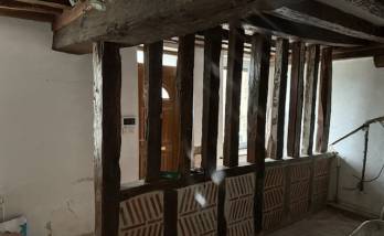 Muret et colombages avec matériaux de réemploi