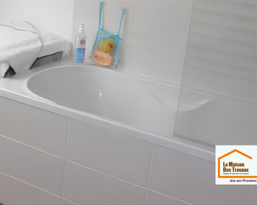 Sèche-serviettes moderne et meuble vasque intégrés dans une salle de bain entièrement rénovée près d’Aix-en-Provence, alliant confort, fonctionnalité et design contemporain.