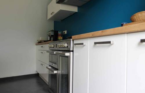 Meubles blancs et plan de travail en bois