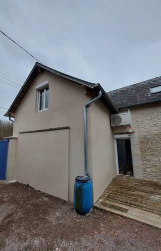 Façade rénovée enduit gratté à la chaux