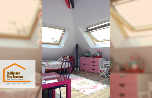 Chambre d’enfant rénovée sous combles - Design coloré et chaleureux avec rangements pratiques et fenêtres de toit pour une belle luminosité.