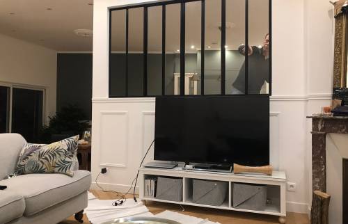 Verrière en alu noir dans le salon  Le Chesnay