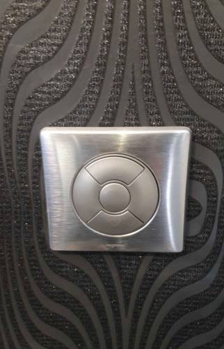 Papier peint noir pailleté, interrupteur argenté