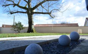 Aménagement extérieur boules en grès Coutras