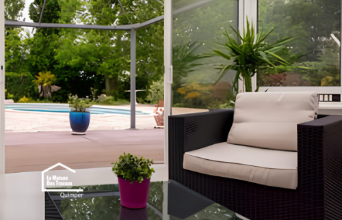 Véranda sur mesure à Plomelin ouverte sur le jardin et la piscine, offrant davantage d’espace, de lumière naturelle et de confort au quotidien.