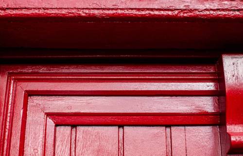 Porte d'entrée en bois totalement rénovée