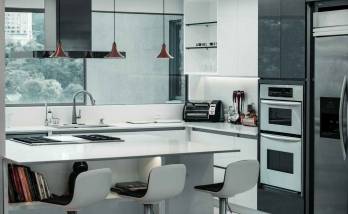 Cuisine rénovée avec ilot central