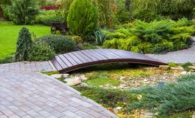 installer un pont de jardin - La Maison Des Travaux