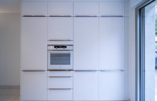 dans la cuisine, un ensemble rangement et électroménager