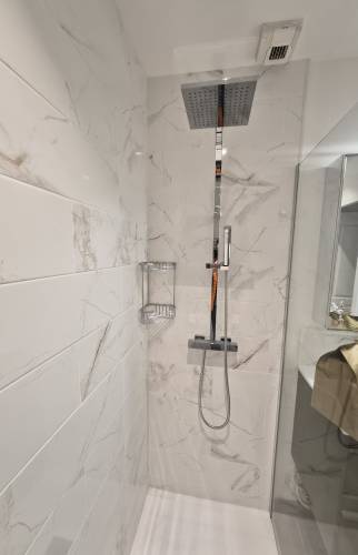 Colonne de douche et sa tête de pluie