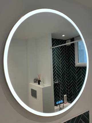 Miroir LED dans une salle de bain rénovée - Nantes 44