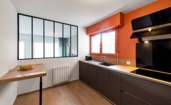 Projet de cuisine gris anthracite et Orange avec verrière, Lyon quai de Saone : vue de la verrière