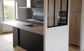 cuisine ouverte délimité par une verrière