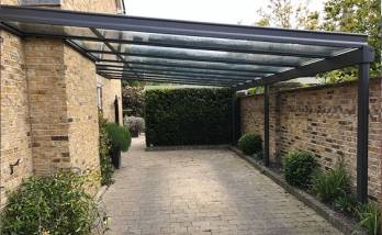 Carport alu extrudé avec vitrage feuilleté 8 mm adossé façade arrière près de Douarnenez (29)
