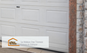 Le garage après rénovation, avec sa nouvelle porte sectionnelle en aluminium motorisée, alliant sécurité et modernité.