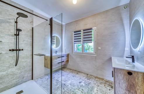 salle de bain du rez-de-chaussée, avec deux vasques simples