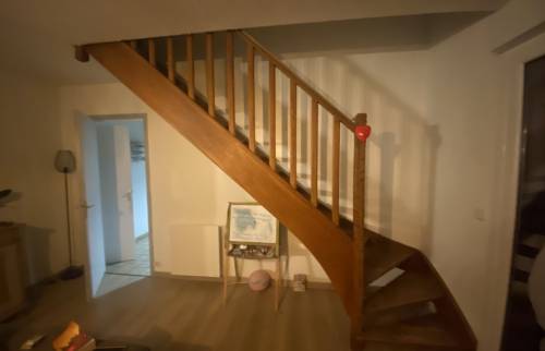 Escalier à rénover, décapage, ponçage et peinture avec modification garde-corps 