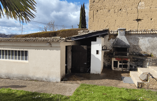 Ancien garage et accès extérieur avant les travaux de transformation à Saint-Cassien.