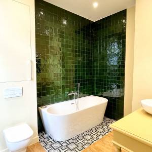 baignoire avec carrelage effet tapis à Versailles - Maria Racconto architecte