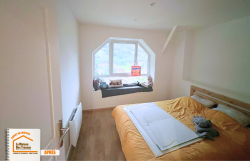 espace de vie sous combles, maison confortable Sallanches, rénovation pour famille, pièce lumineuse sous toit, combles pratiques et esthétiques